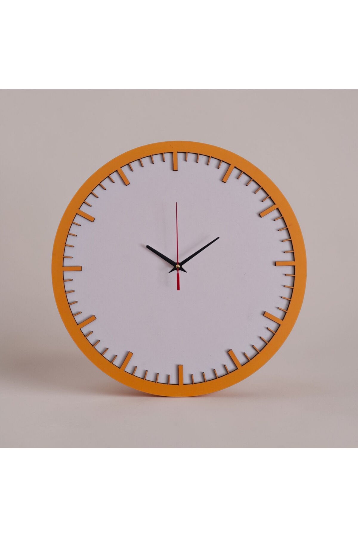 Modern Minimal Duvar Saati 40 cm – Dekoratif Şık Tasarım – Sessiz Mekanizma – Turuncu Çerçeve