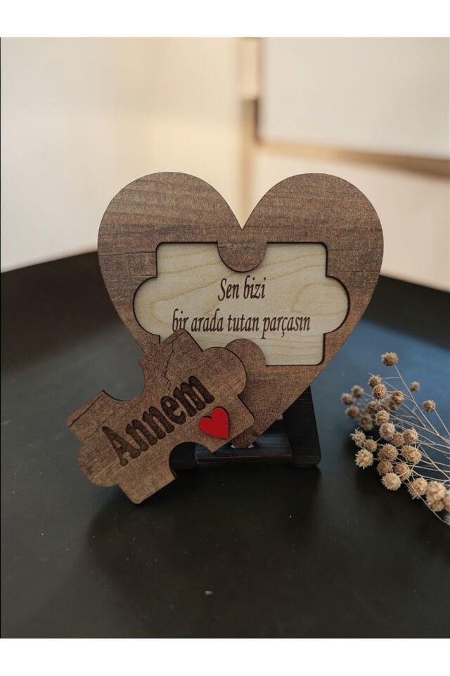 Kişiye Özel Ahşap Puzzle Kalp Masa Dekoru – Annem Yazılı, Anlamlı Hediye – 20 cm