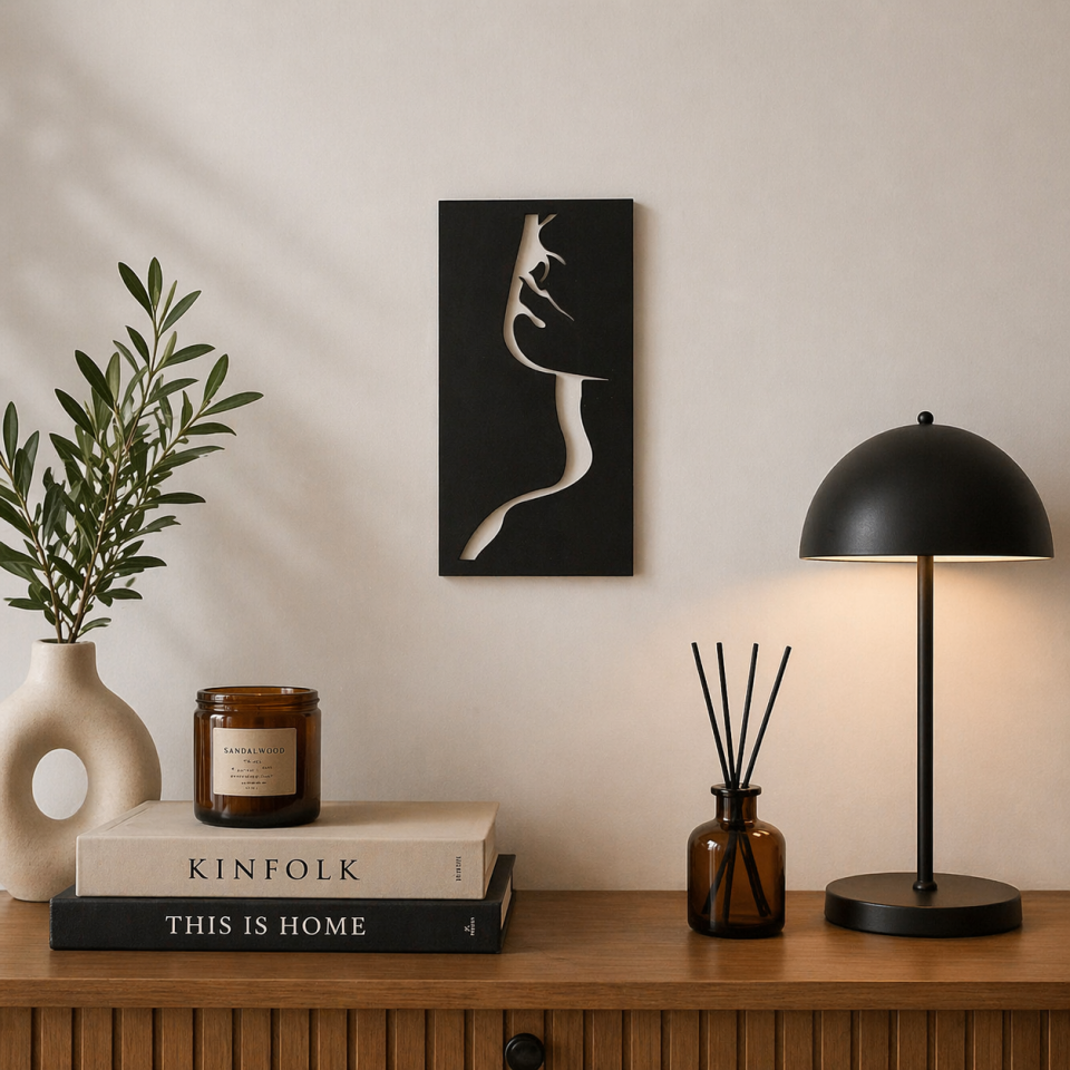 Minimal Siluet Kadın Duvar Dekoru – Modern Ahşap Tasarım