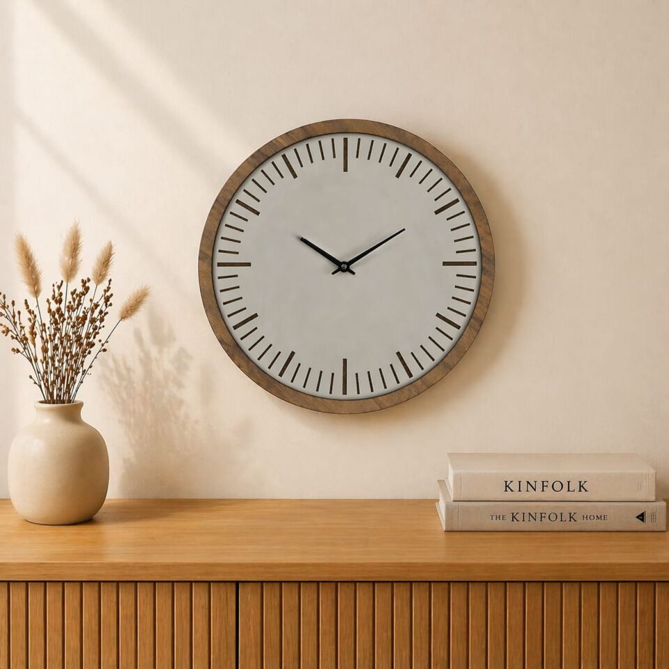 Minimal Ahşap Duvar Saati 40 cm – Beyaz & Atlantik Çam Çerçeve